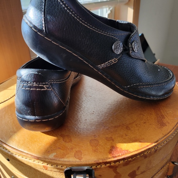 Clarks black leather slip-on.  Size 8M - Picture 4 of 4